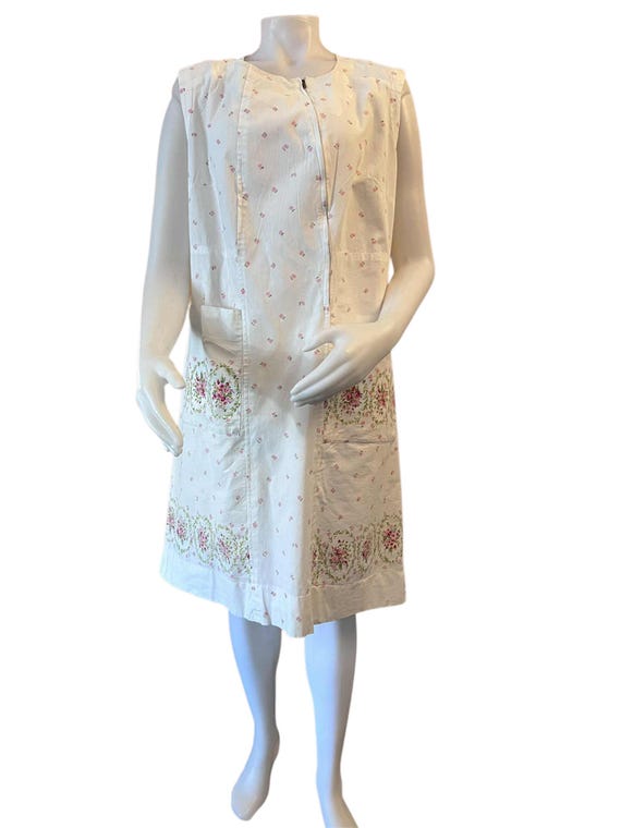 cotton sleeveless house dress 1950s-1960s house dress spring/summer sleeveless zipper front white with  all over pink floral print border print pockets cotton size large
