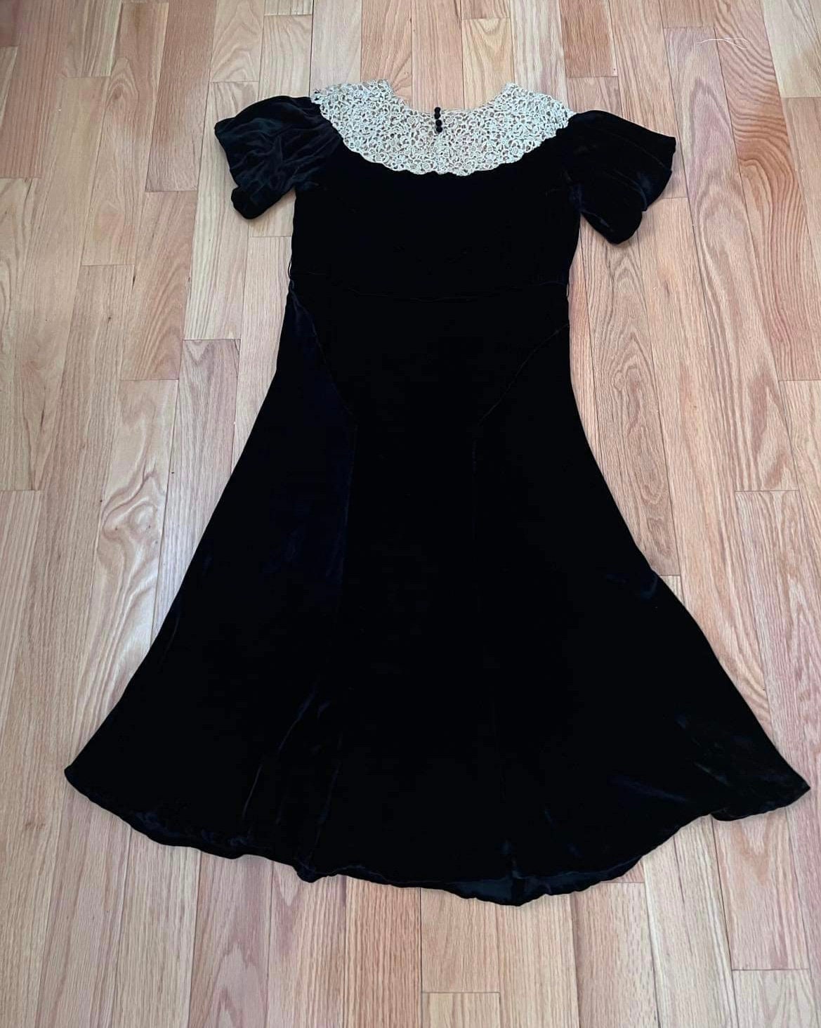 お歳暮ならオンライン Vintage 1930s Black Silk Velvet Dress With Lace Bodice Puff ワンピース