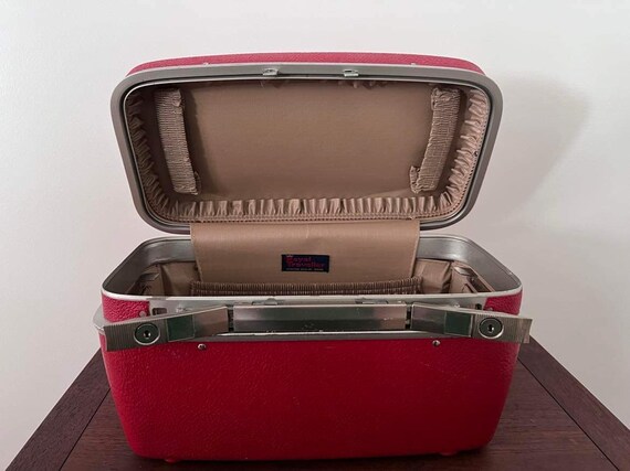 Red train case vintage Royal Traveller luggage 19… - image 4