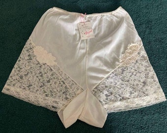 Vintage new old stock lace trim panty Mojud nylon tricot high waist panty floral lace trim and appliqués loose leg opening tap pants