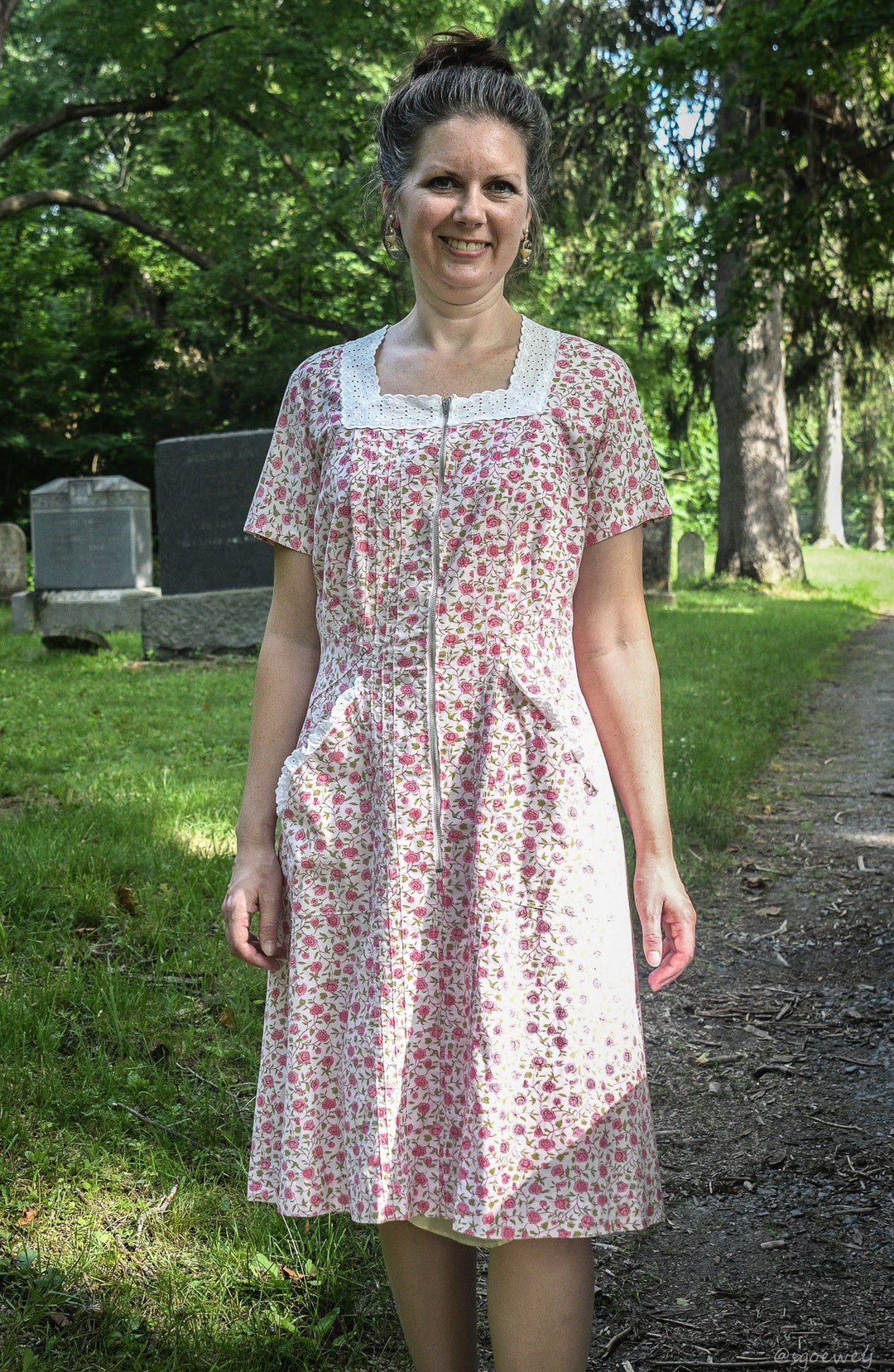 1930s House Dress Pink Rose Print Zipper Front Eyelet Trim Pockets