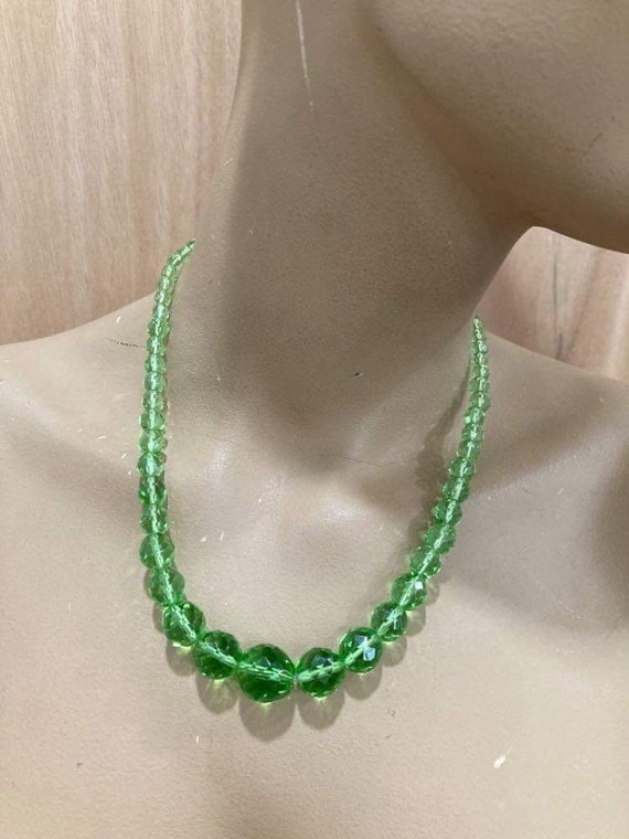 Vintage green faceted glass necklace graduated be… - image 1