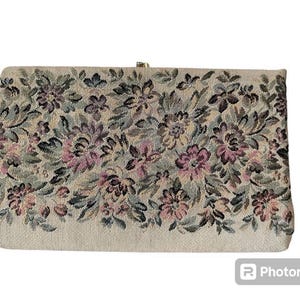Cartera convertible vintage con asa superior y diseño de tapiz floral, con flores multicolores sobre fondo beige, de Harry Levine H.L. USA