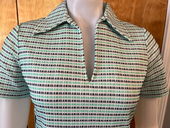 Vintage womens shirt 1970s short sleeve vneck gre… - image 7