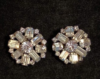 Vintage rhinestone earrings clip on 1950s starburst sparkly snowflake