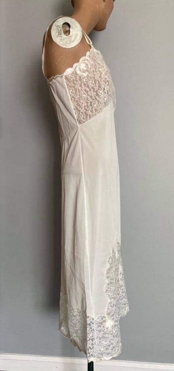 Vintage full slip white lace and faux pearls 100%… - image 4