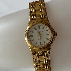 Vintage women’s wrist watch GENEVA quartz gold round face bracelet style band working condition new battery
