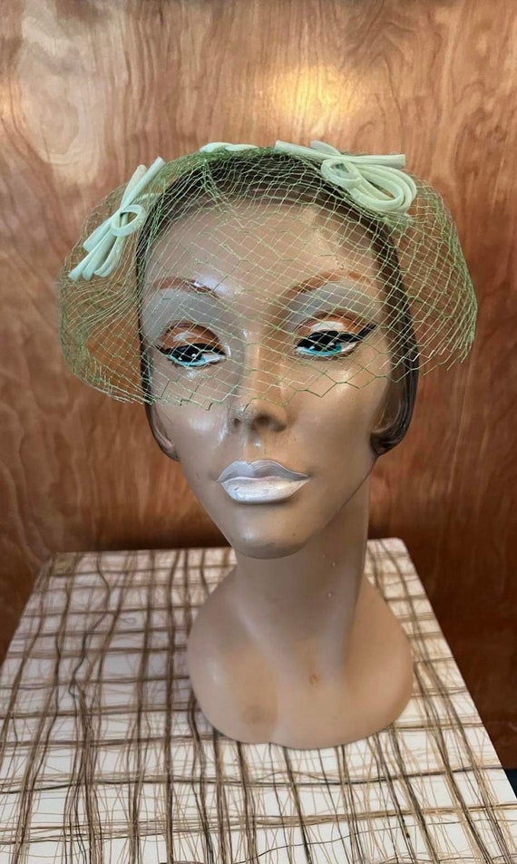 Vintage womens hat 1960s green mesh with bows one… - image 1