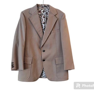 1970s men’s jacket Richman Brothers business on the outside party on the inside fabulous geometric print lining light tan exterior