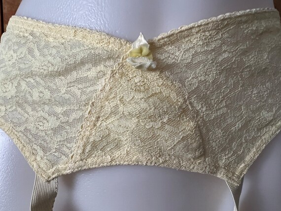 Vintage garter belt yellow lace 1950s lingerie rocka… - Gem