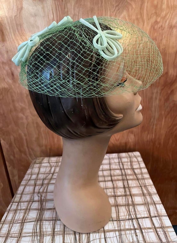 Vintage womens hat 1960s green mesh with bows one… - image 4