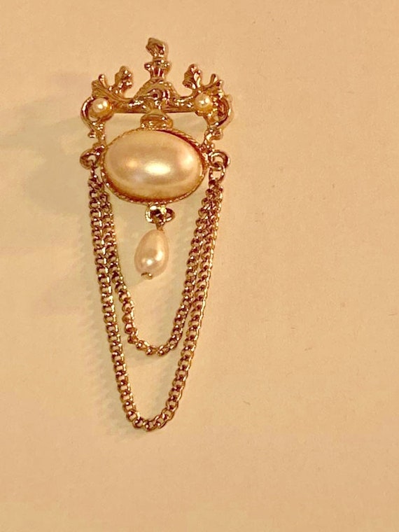 Vintage brooch festoon heraldic pearls Victorian R