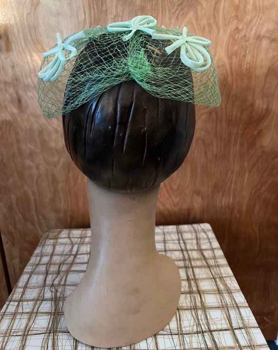 Vintage womens hat 1960s green mesh with bows one… - image 2