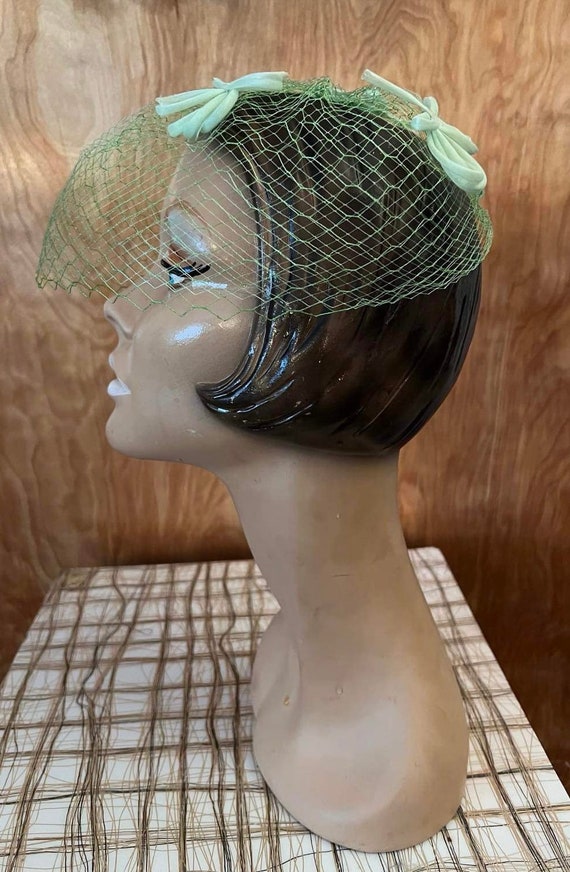 Vintage womens hat 1960s green mesh with bows one… - image 3