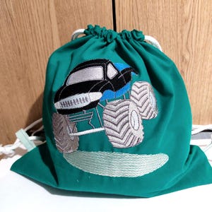 Petit sac à dos brodé d'un monster truck en tissu de récupération