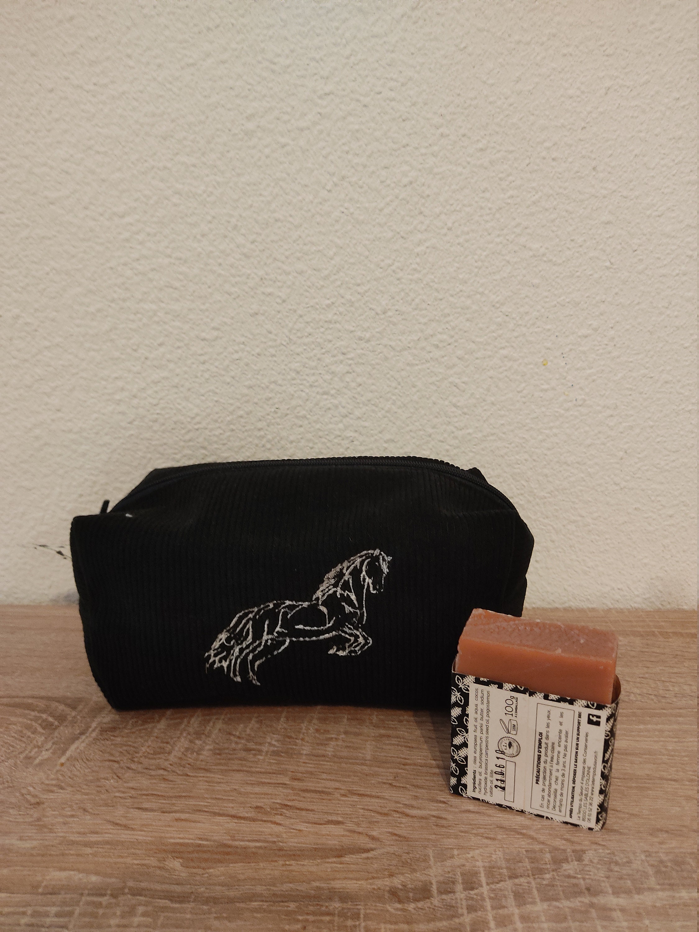 Trousse Brodée d'un Cheval