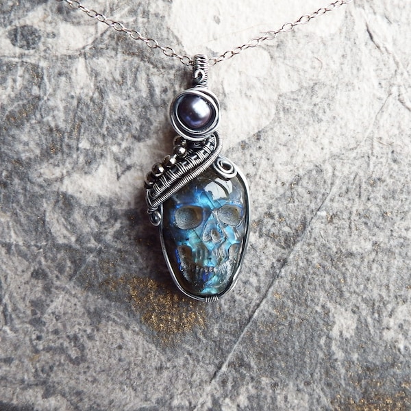 Pendentif tête de mort en labradorite avec perle noire en dépôt, collier tête de mort, bijoux emballés dans un fil métallique, idées cadeau pour la Saint-Valentin