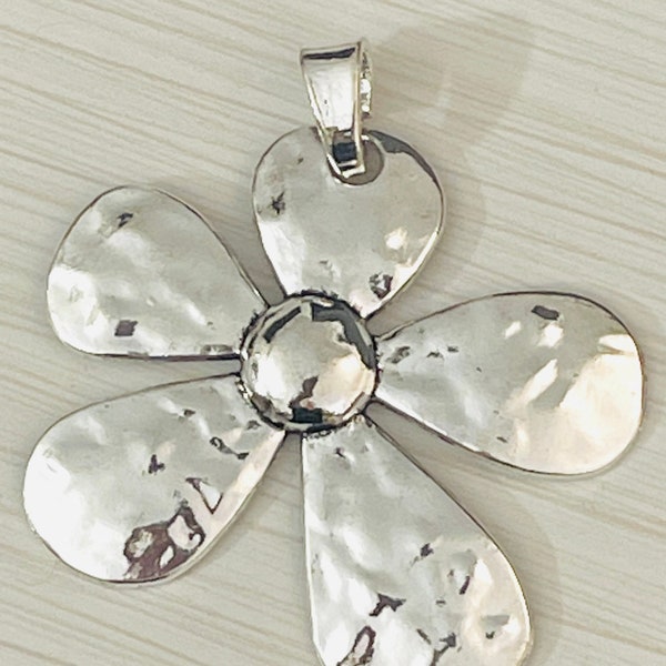 1 extra large silver flower pendant - daisy - antique style - hammered design