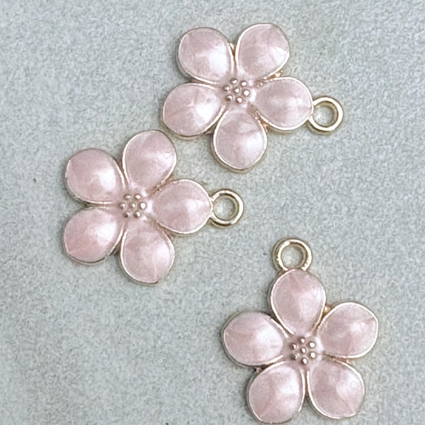 3 delicados dijes de flores en esmalte rosa y tono dorado - pétalos perlados brillantes - centro dorado
