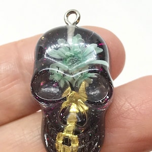 1 black resin skull charm - pendant - flat back - skeleton