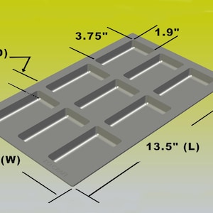 Może przedstawiać: Szara prostokątna forma do pieczenia z ośmioma prostokątnymi wnękami. Forma ma 34,3 cm długości, 20,3 cm szerokości i 1,6 cm głębokości. Każda wnęka ma 9,5 cm długości i 4,8 cm szerokości.