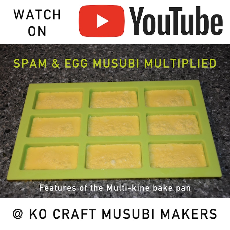 Może przedstawiać: Zielona silikonowa forma z dziewięcioma prostokątnymi wnękami wypełnionymi ż&oacute;łtą mieszanką. Forma znajduje się na szarym tle. Tekst "SPAM & EGG MUSUBI MULTIPLIED" znajduje się nad formą. Tekst "Features of the Multi-kine bake pan" znajduje się pod formą. Tekst "@KO CRAFT MUSUBI MAKERS" znajduje się na dole obrazu.