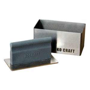 以下が含まれることがあります： 「KOCRAFT」と刻印された灰色のゴム印が、銀色の金属製の台座の上に置かれています。印鑑は、「KO CRAFT」と刻印された銀色の金属製の箱に入っています。