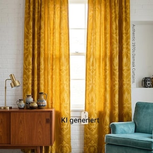 Könnte beinhalten: Ein Paar bodenlange, senfgelbe Vorhänge mit einem tonalen Damastmuster, die an einer goldfarbenen Stange mit Faltenwurf hängen. Der Stoff zeigt ein sich wiederholendes florales Motiv. Der Text rechts lautet: Authentic 1970s Damask Curtains.