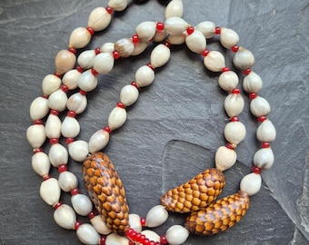 Natural pearl necklace with cone pendant – Vintage endless necklace made from Vaijayanti & Raphia seeds – Long boho necklace without clasp