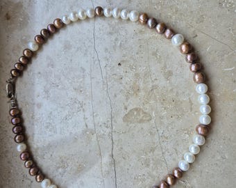 Elegant two-tone pearl necklace – freshwater pearls in cream & copper/brown