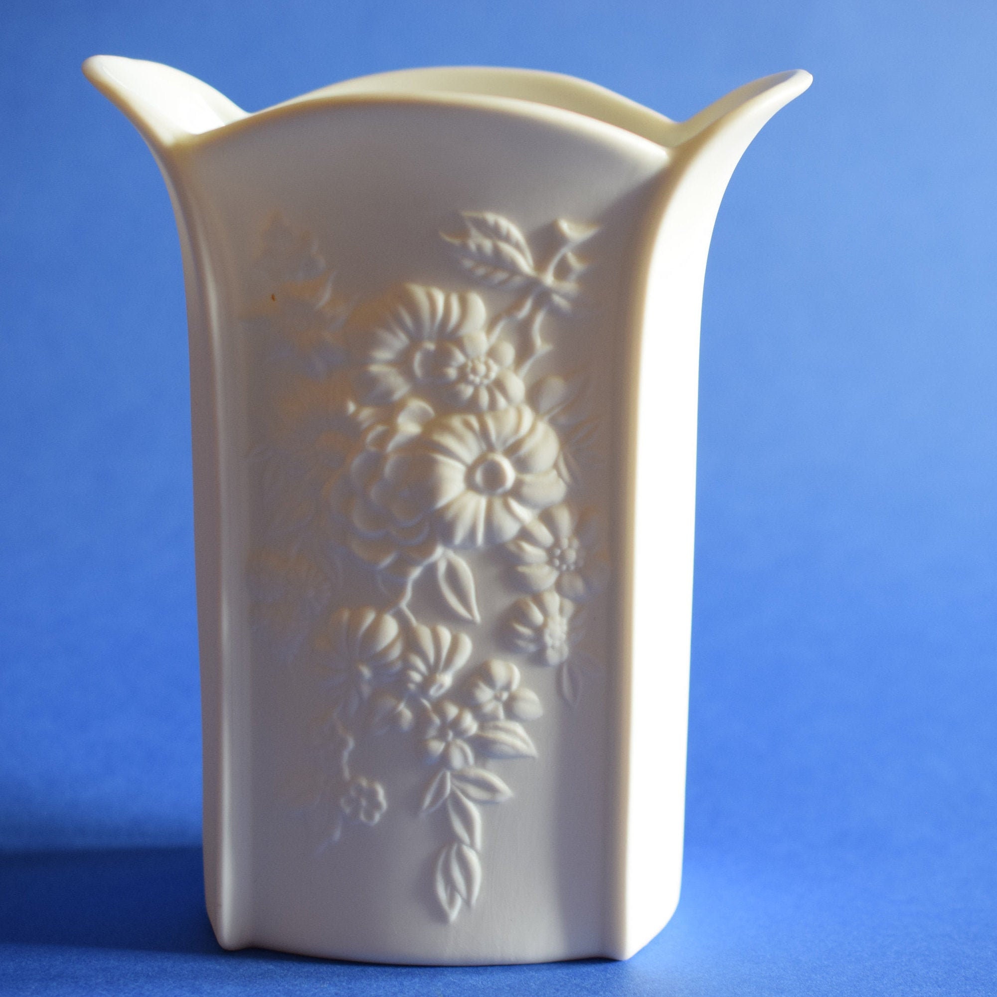 Vase weiss AK Kaiser Blüten Dekor Designer M. Frey Modell 0381 Bisquitporzellan