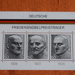 Könnte beinhalten: Drei Briefmarken mit Porträts deutscher Friedensnobelpreisträger. Die Briefmarken stammen von der Deutschen Bundespost und tragen die Jahre 1926, 1927 und 1935.