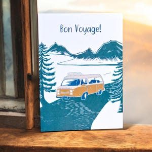 Bon Voyage Card - Linoleografia di un camper in montagna. Per campeggio, viaggi e avventure. Giallo e verde. Divertente e funky. Vita in van