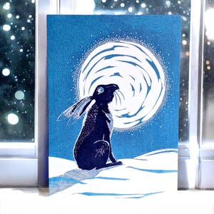 Carte de lièvre regardant la lune en bleu pour toutes les occasions. Beau et réfléchi. Parfait pour les amoureux de la nature.