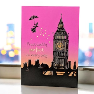 Tarjeta prácticamente perfecta de Mary Poppins: llamativo diseño en linograbado con una puesta de sol rosa detrás del Big Ben y la cita "Prácticamente perfecta en todos los sentidos".