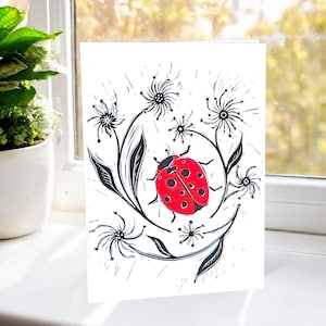Biglietto linoleografico con coccinella - sorprendente immagine linoleografica di una coccinella tra i fiori. Spazio vuoto per il tuo messaggio. Simboleggia saggezza, fortuna e amore.