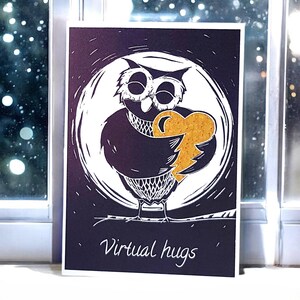 Tarjeta de abrazos virtuales con forma de búho: diseño en linograbado con corazón dorado para enviar amor, amistad y apoyo. Y, por supuesto, abrazos.
