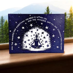 End Poem Card - « Et l'univers a dit que vous êtes plus fort que vous ne le pensez ». Carte de soutien avec des mots inspirants. Citation positive pour la chance.