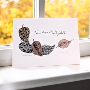 This Too Shall Pass - Unterstützende Karte mit positivem Zitat, um jemanden zum Lächeln zu bringen. Schöne Gold, Silber und Kupfer Blätter.