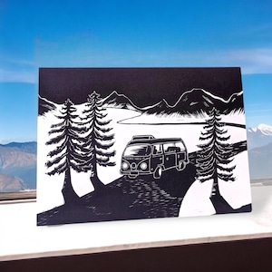 Biglietto in linoleografia con camper: elegante biglietto per la festa del papà, compleanni, buon viaggio e avventure in vista. Ottimo biglietto per gli uomini.