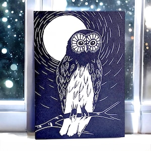 Tarjeta de linograbado con búho: hermosa y considerada. En azul oscuro o azul y amarillo. Para cualquier ocasión. Ideal para amantes de la naturaleza.