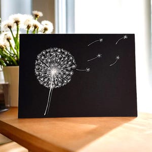 Tarjeta en blanco y negro con reloj de diente de león: para cumpleaños, celebraciones, agradecimientos y apoyo. Una tarjeta positiva y esperanzadora para representar nuevos comienzos.