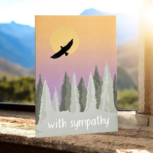 Carte Coucher de soleil avec sympathie - Avec une belle image d'un oiseau qui vole au-dessus d'une forêt. Un peu différent des cartes de deuil habituelles