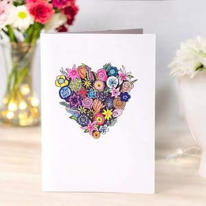 Bloemenvalentijnskaart met een prachtig handgetekende hart gemaakt van bloemen. Perfect voor het verzenden van liefdes- of vriendschapswensen