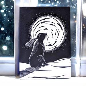 Carte de lièvre regardant la lune pour toutes les occasions. Beau et réfléchi. Parfait pour les amoureux de la nature.