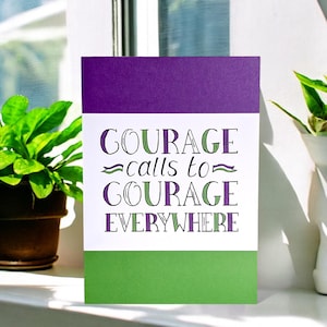 Tarjeta con cita sobre el coraje: El coraje llama al coraje en todas partes, en colores sufragistas o rosa: un mensaje inspirador y empoderador para las mujeres.