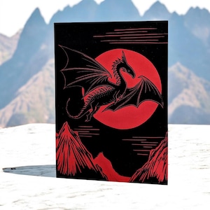 Drachen Linolschnitt in markantem Rot und Schwarz. Vatertagskarte, Geburtstagskarte und andere Anlässe. Innen leer.