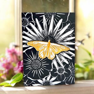 Schmetterling und Blumen Karte - Linolschnittbild in rot ODER schwarz mit goldenem Schmetterling. Auffälliges florales Design. Wunderschöne, stilvolle Karte für Frauen