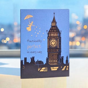 Cartão Mary Poppins Praticamente Perfeito - Design em linóleo de Poppins voando sobre o Big Ben com a citação "Praticamente perfeito em todos os sentidos" em azul