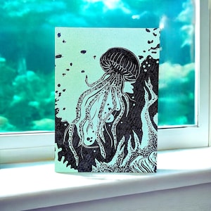 Cartão de Água-viva em Linóleo. Linda imagem em linóleo de uma água-viva nadando no mar. Para fãs da natureza e do oceano. Interior em branco.